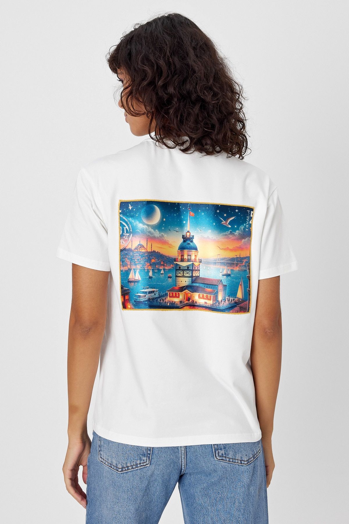 Yapay Zeka Tasarım Sırt Aplike Özel Baskılı %100 Pamuklu Penye Regular Fit T-shirt (Kız Kulesi)
