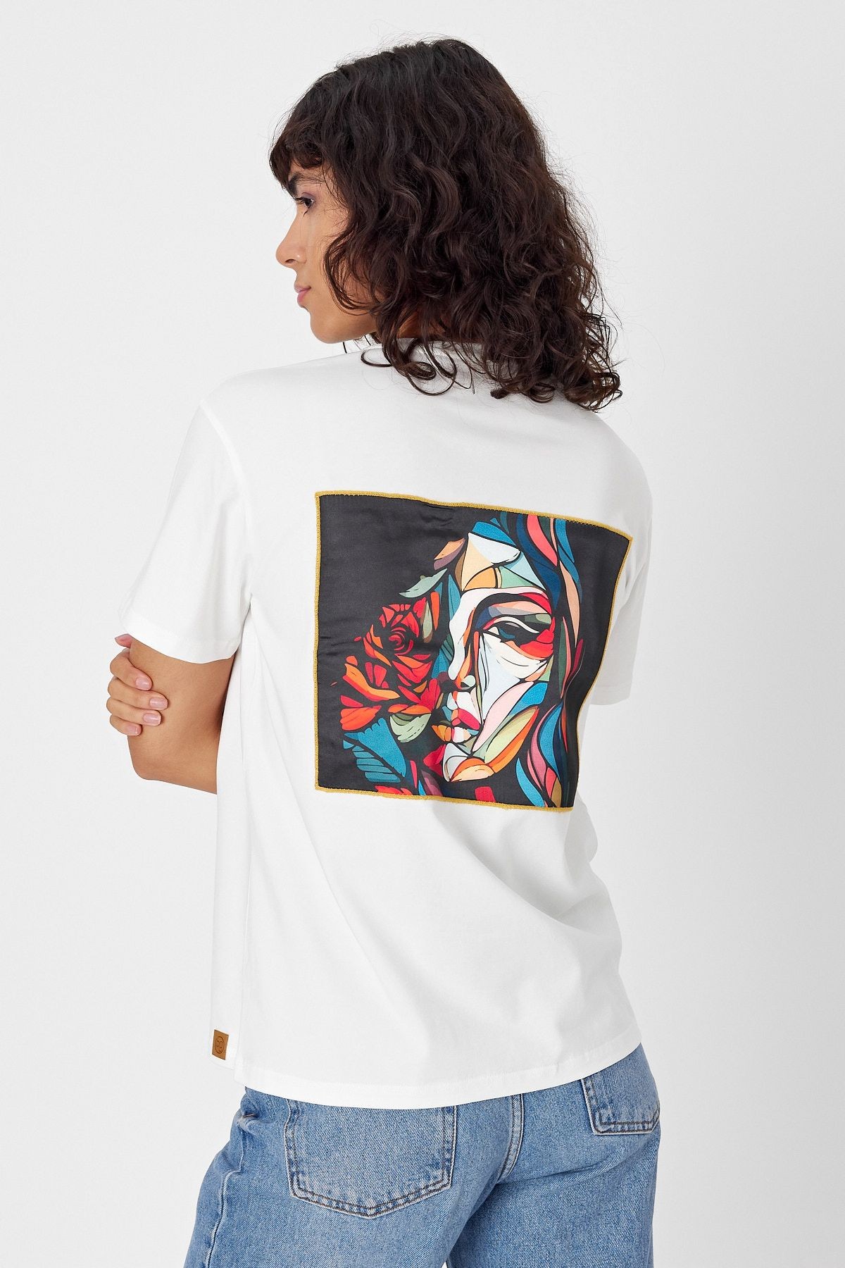 Yapay Zeka Tasarım Sırt Aplike Özel Baskılı %100 Pamuklu Penye Regular Fit T-shirt (pikasso2)