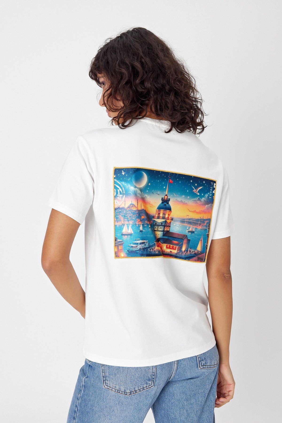 Yapay Zeka Tasarım Sırt Aplike Özel Baskılı %100 Pamuklu Penye Regular Fit T-shirt (Kız Kulesi)