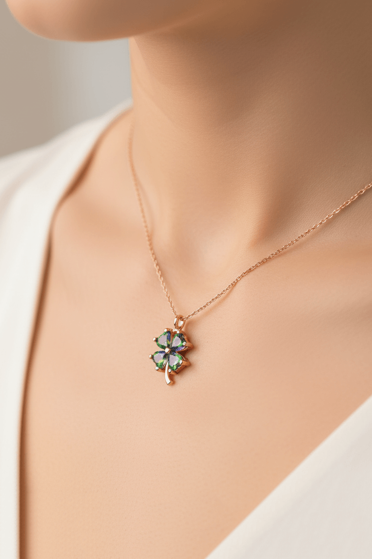 Mistik Topaz Taşlı Yonca Modeli Tamamı Gümüş Kolye
