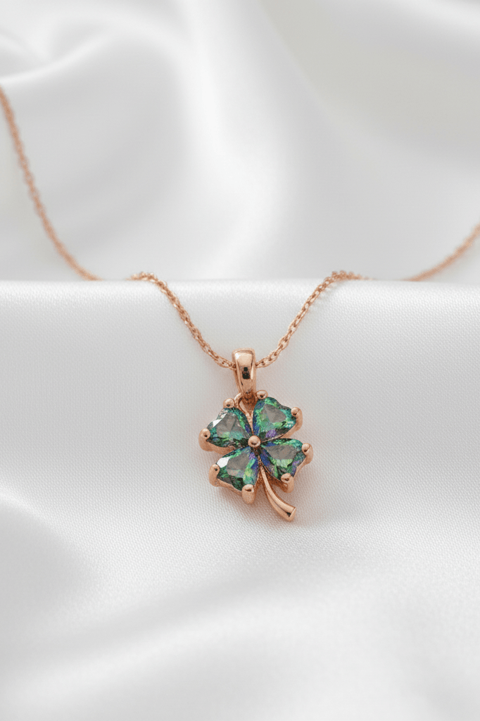 Mistik Topaz Taşlı Yonca Modeli Tamamı Gümüş Kolye