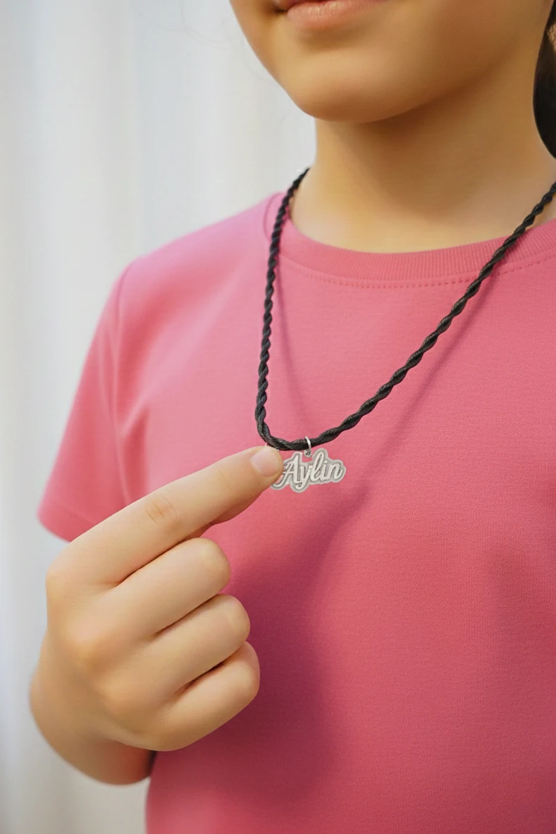 Fosforlu Karanlıkta Parlayan Kişiye Özel İsimli Kız Çocuk Gümüş Kolye