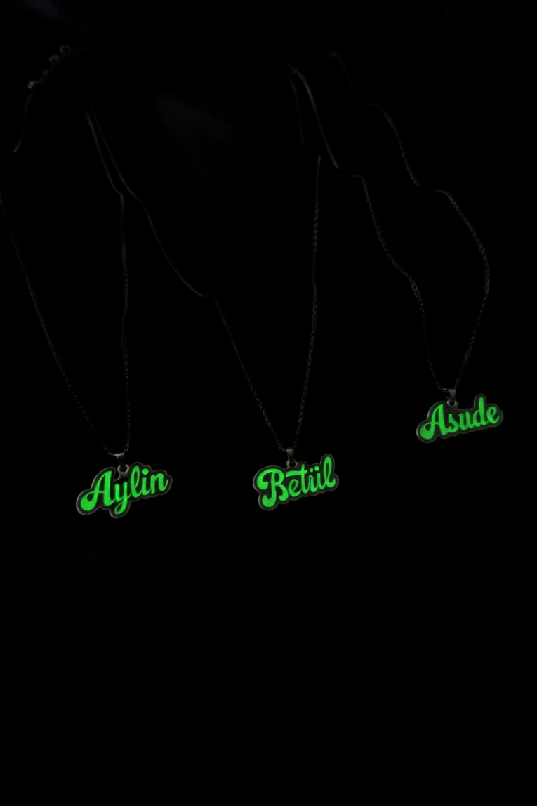 Fosforlu Karanlıkta Parlayan Kişiye Özel İsimli Kız Çocuk Gümüş Kolye