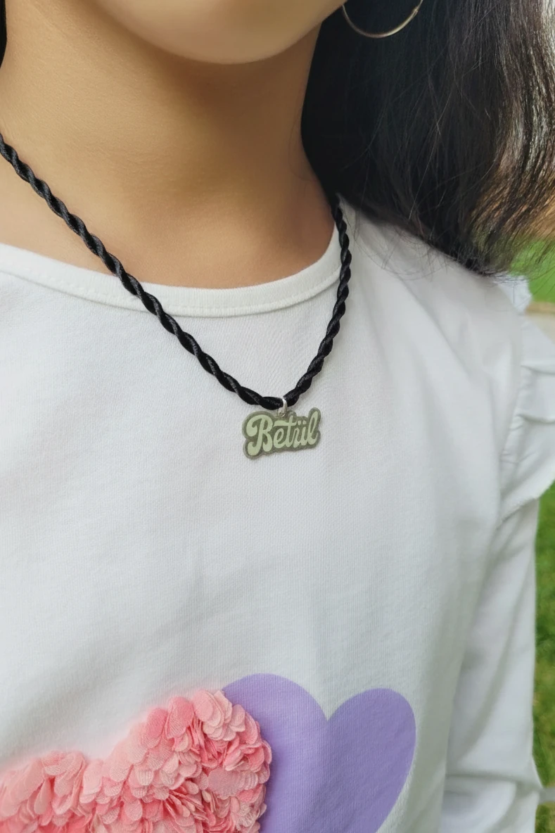 Fosforlu Karanlıkta Parlayan Kişiye Özel İsimli Kız Çocuk Gümüş Kolye