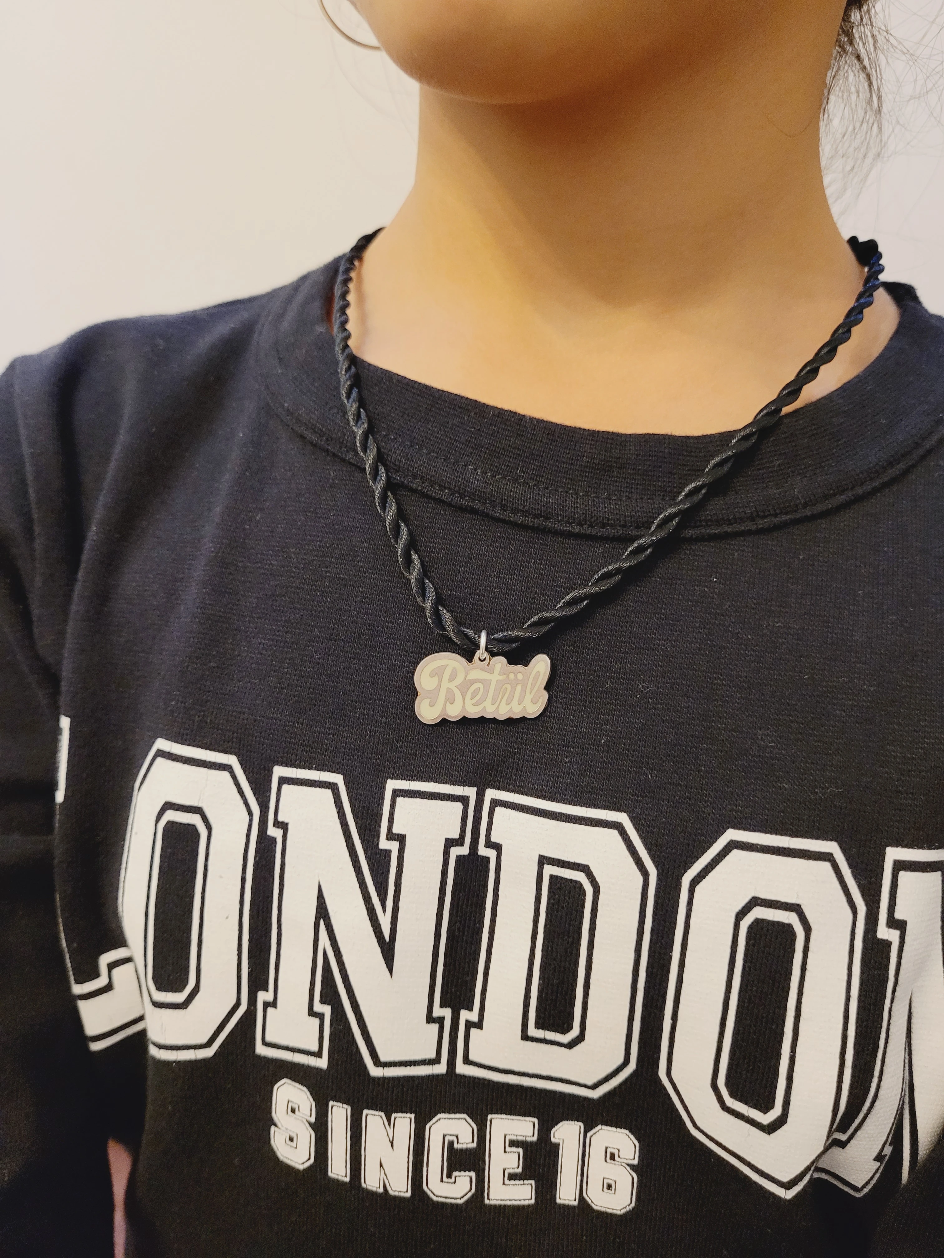 Fosforlu Karanlıkta Parlayan Kişiye Özel İsimli Kız Çocuk Gümüş Kolye