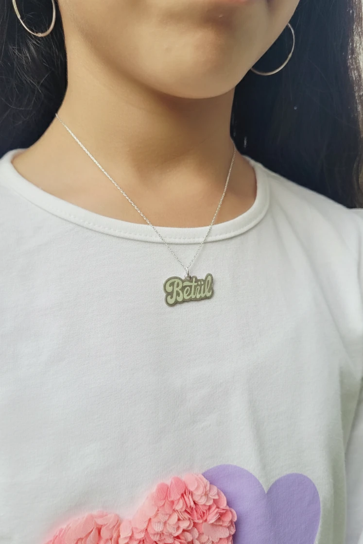 Fosforlu Karanlıkta Parlayan Kişiye Özel İsimli Kız Çocuk Gümüş Kolye