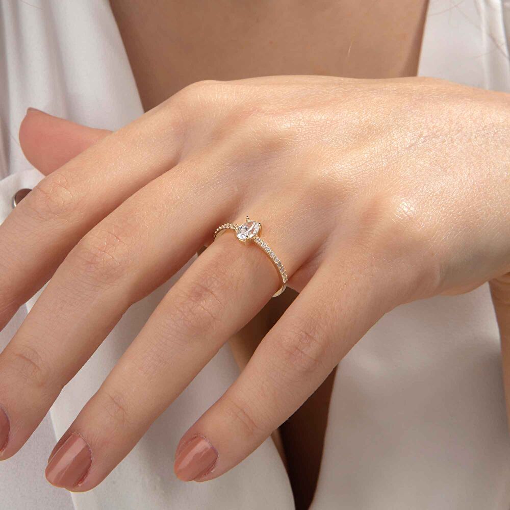 Yan Taşlı Oval Tektaş Altın Yüzük