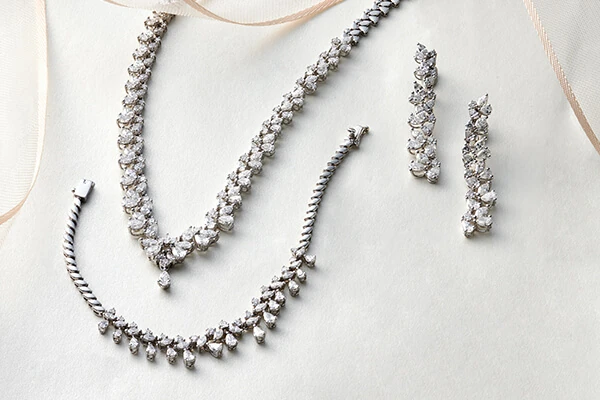 Gelin Dış Çekimlerinde Işıltınızı Tamamlayacak Mücevher Seçimleri