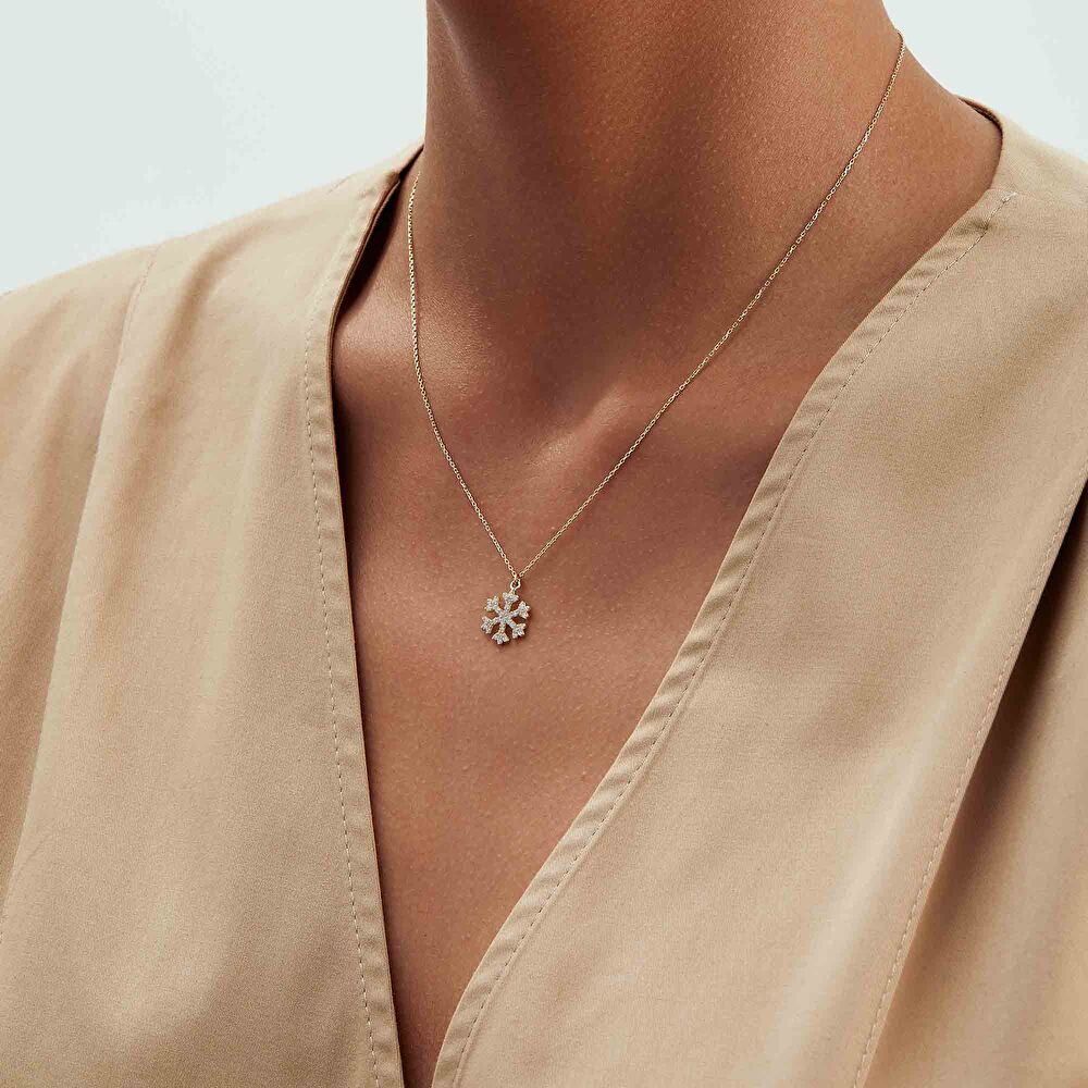 Altın Taş Detaylı Kar Tanesi Kolye