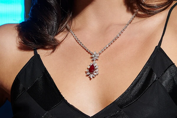 Siyah Kıyafetlerde Altın ve Pırlanta Mücevher Seçim Rehberi