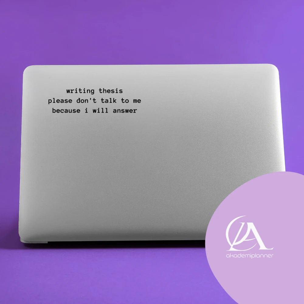 Writing Thesis Please Dont Talk To Me Tezimi Yazıyorum Lütfen Benimle Konuşma Çünkü Cevap Veririm Büyük Boy Tez Etiketi ve Yüksek Lisans Doktora Etiketi Sticker 
