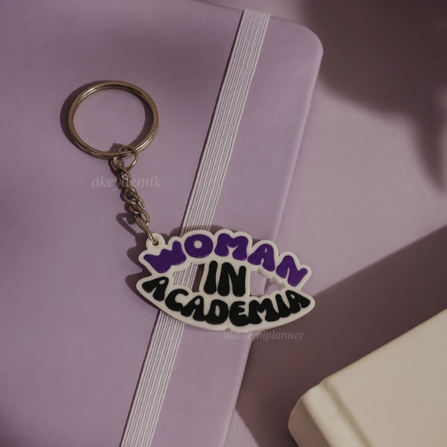 Eğik Woman In Academia AKEYDEMİK Anahtarlık Charm Aksesuar