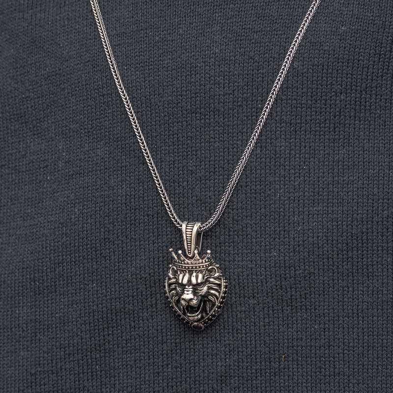 Gümüş Taçlı Aslan Figürlü Erkek Kolye