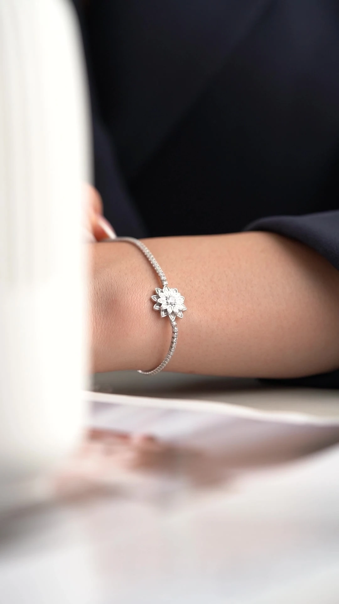 Gümüş Beyaz Taşlı Lotus Su Yolu Bileklik