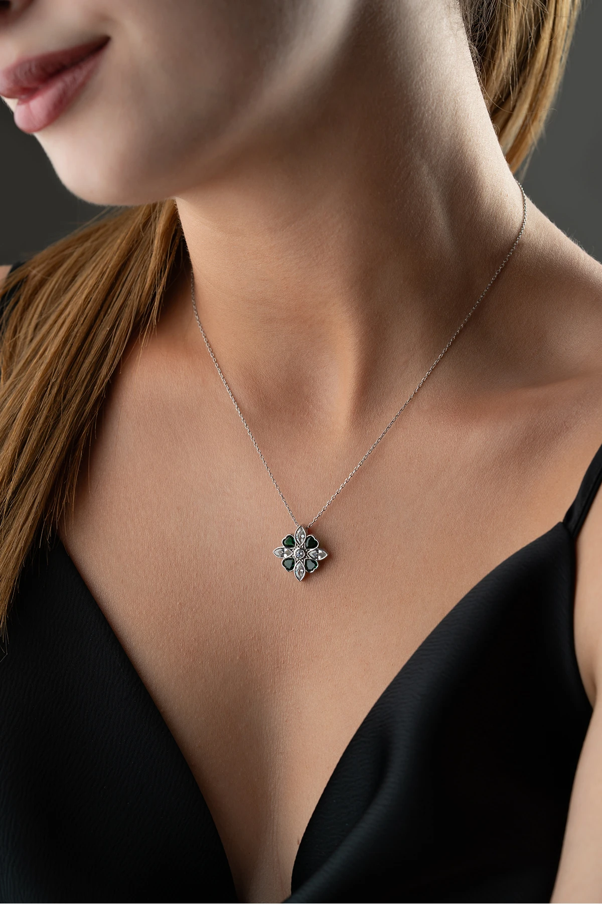 Gümüş Yeşil Taşlı Manolya Çiçeği Kolye