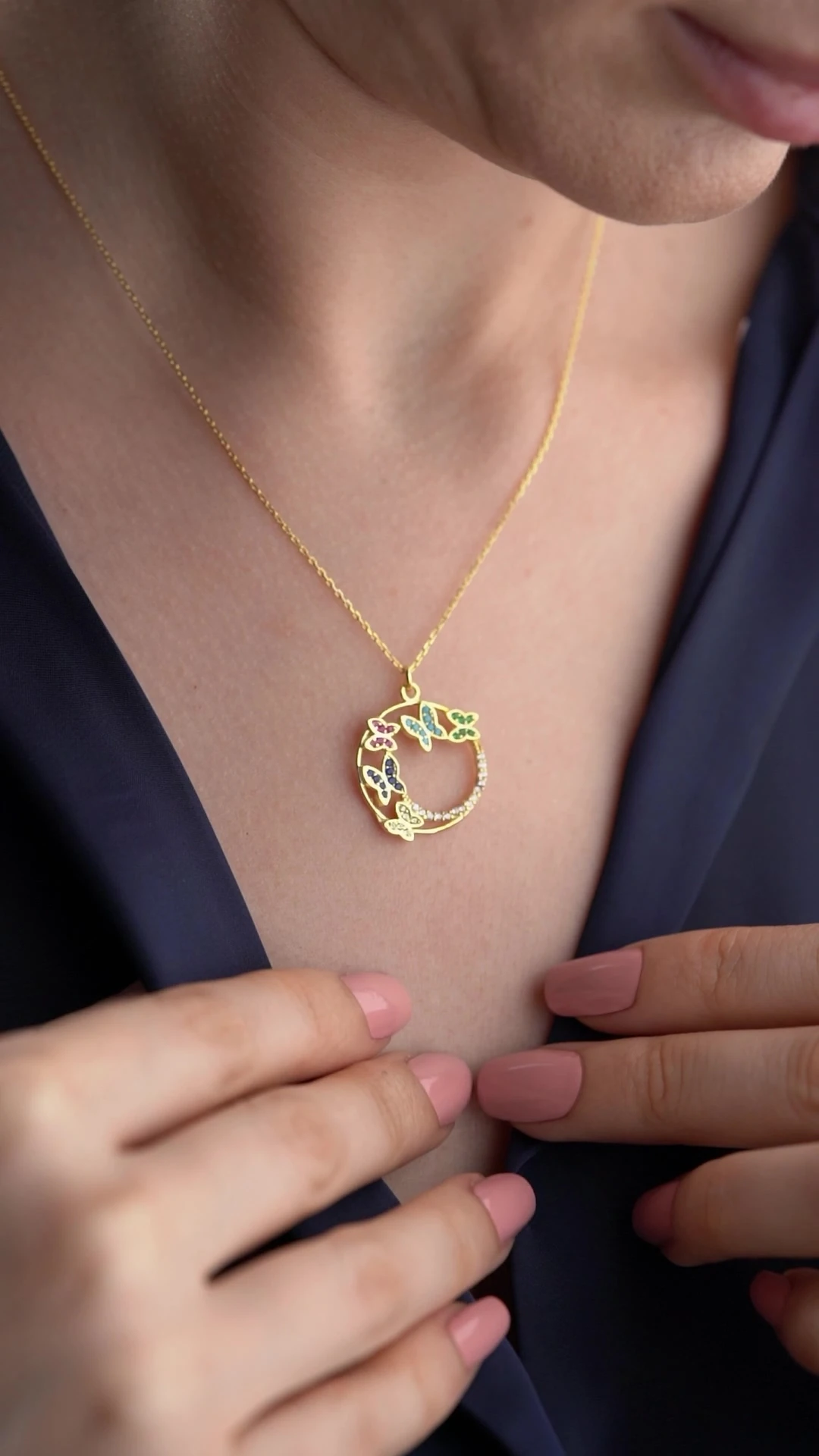 Gümüş Renkli Taşlı Kelebek Kolye