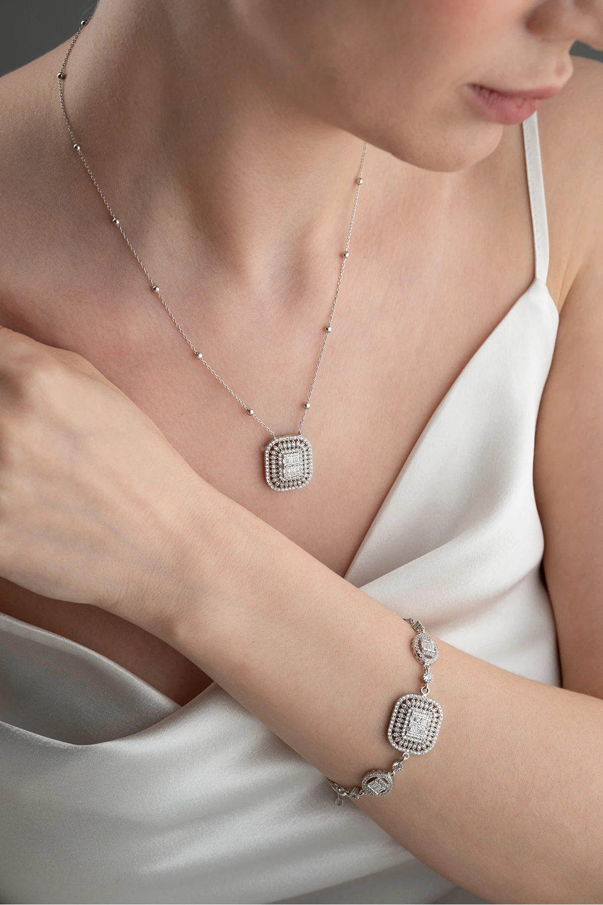 Gümüş Işıklı Kutuda Baget Bileklik Kolye