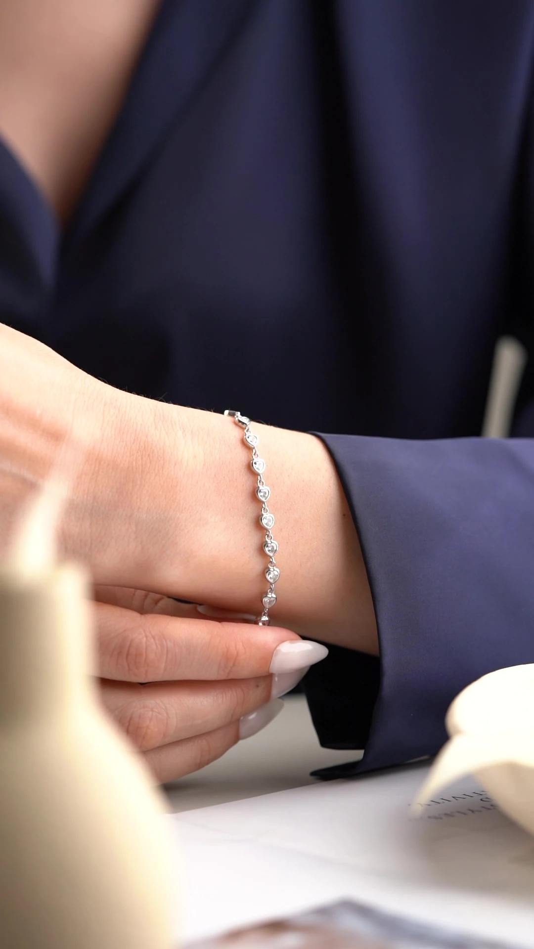 Gümüş Kalpli Beyaz Su Yolu Bileklik