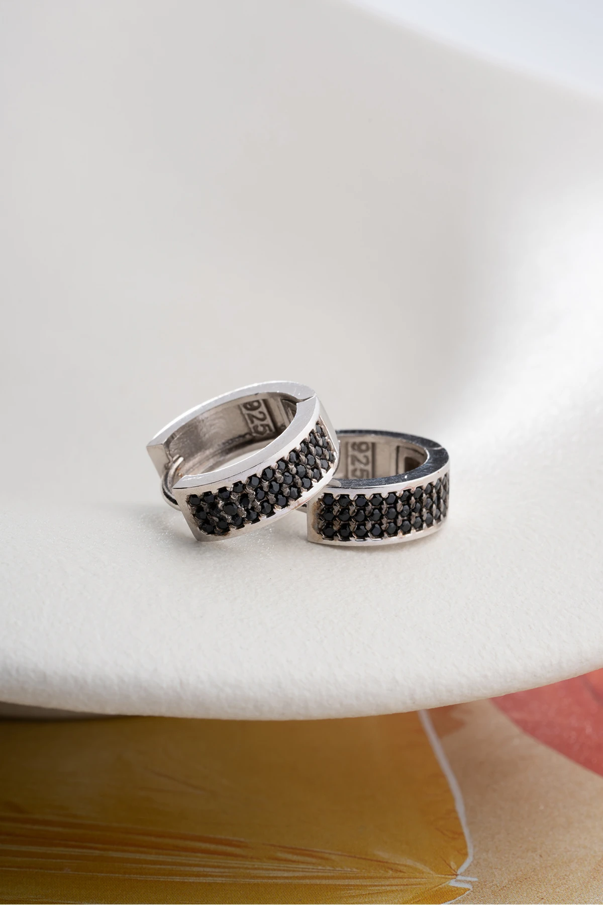 Gümüş Üç Sıra Siyah Taşlı Küpe