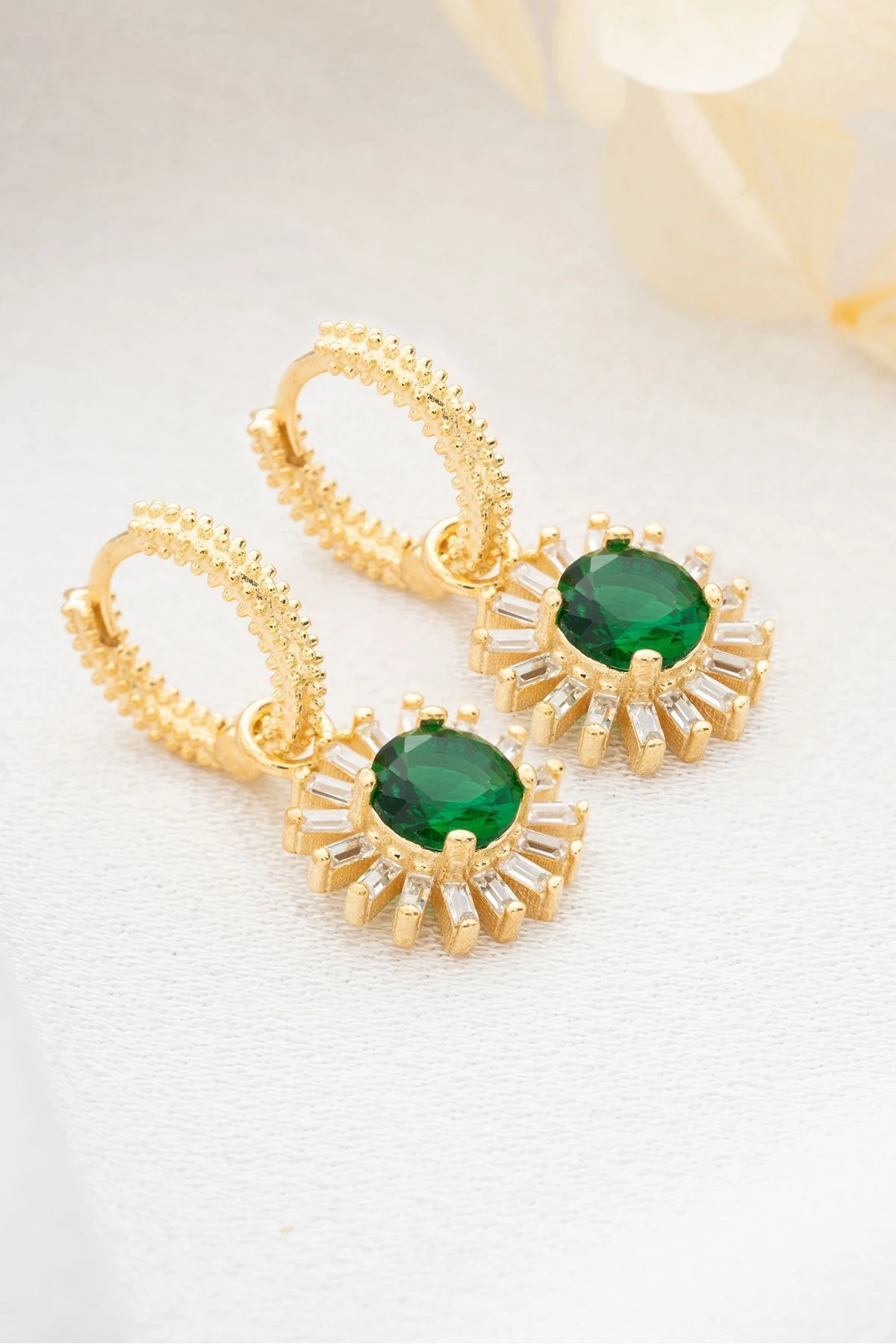 Gümüş Baget Model Zümrüt Yeşili Küpe