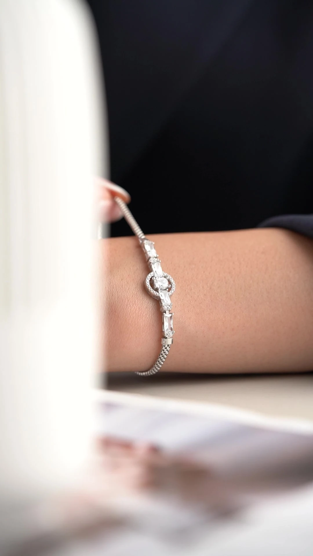 Gümüş Zirkon Taşlı Trend Bileklik