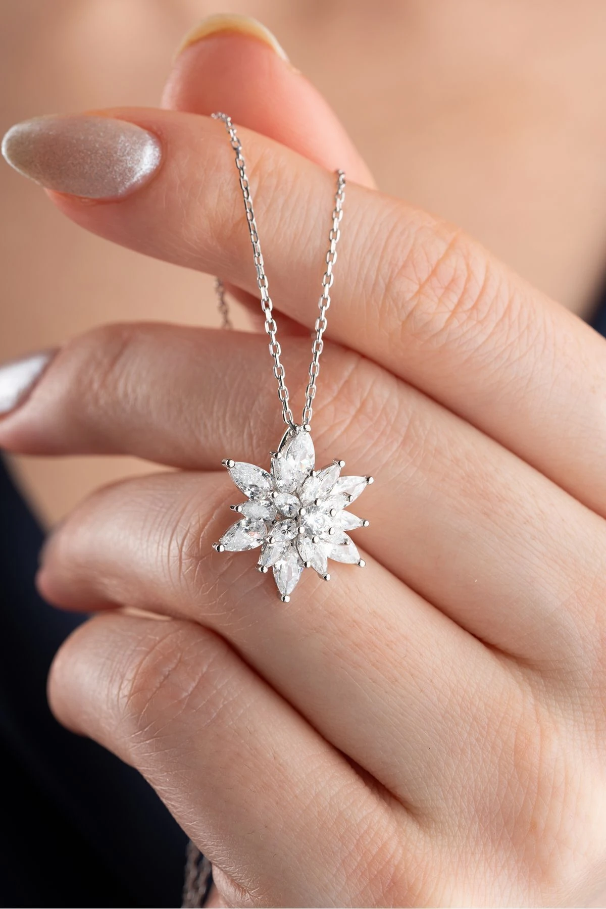 Gümüş Işıklı Kutuda Buzlu Lotus Çiçeği Kolye