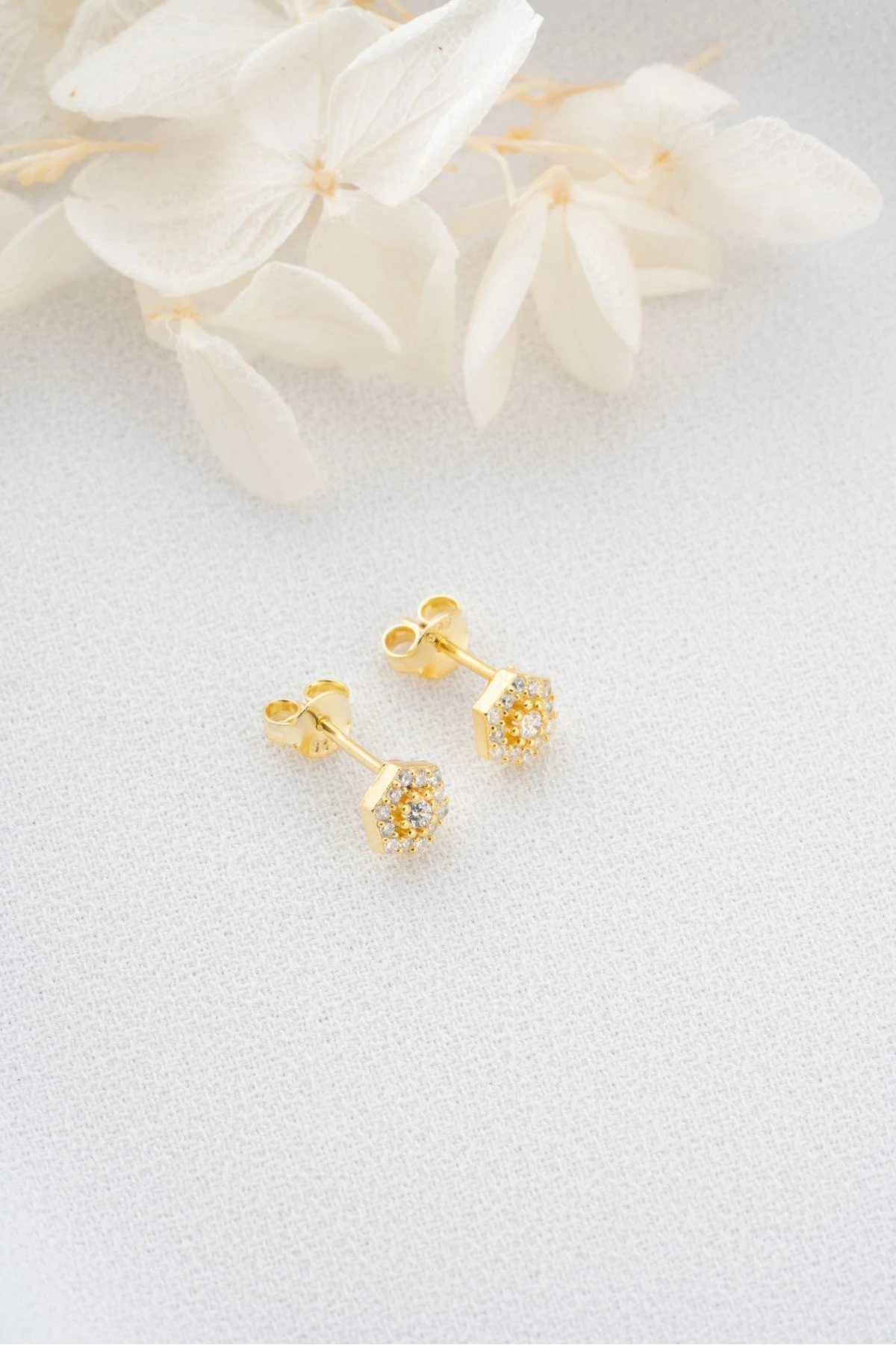 Gümüş Taşlı Minik Çivili Küpe