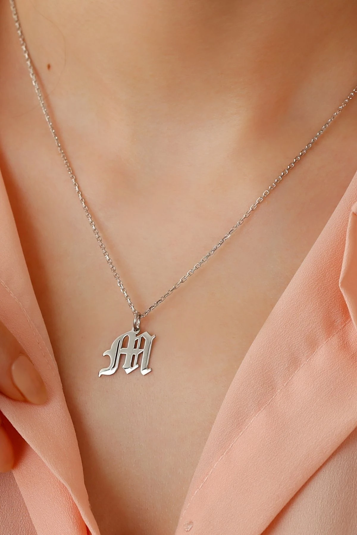 Gümüş Kişiye Özel Eski Ingiliz Harfli Kolye