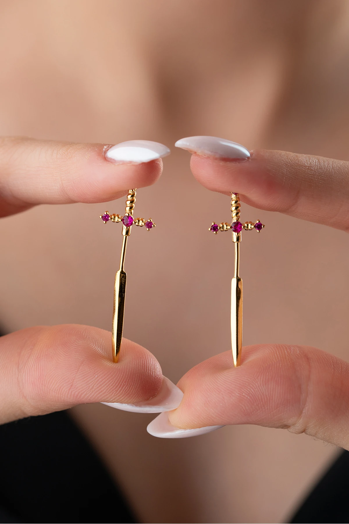 Gümüş Pembe Taşlı Kılıç Küpe