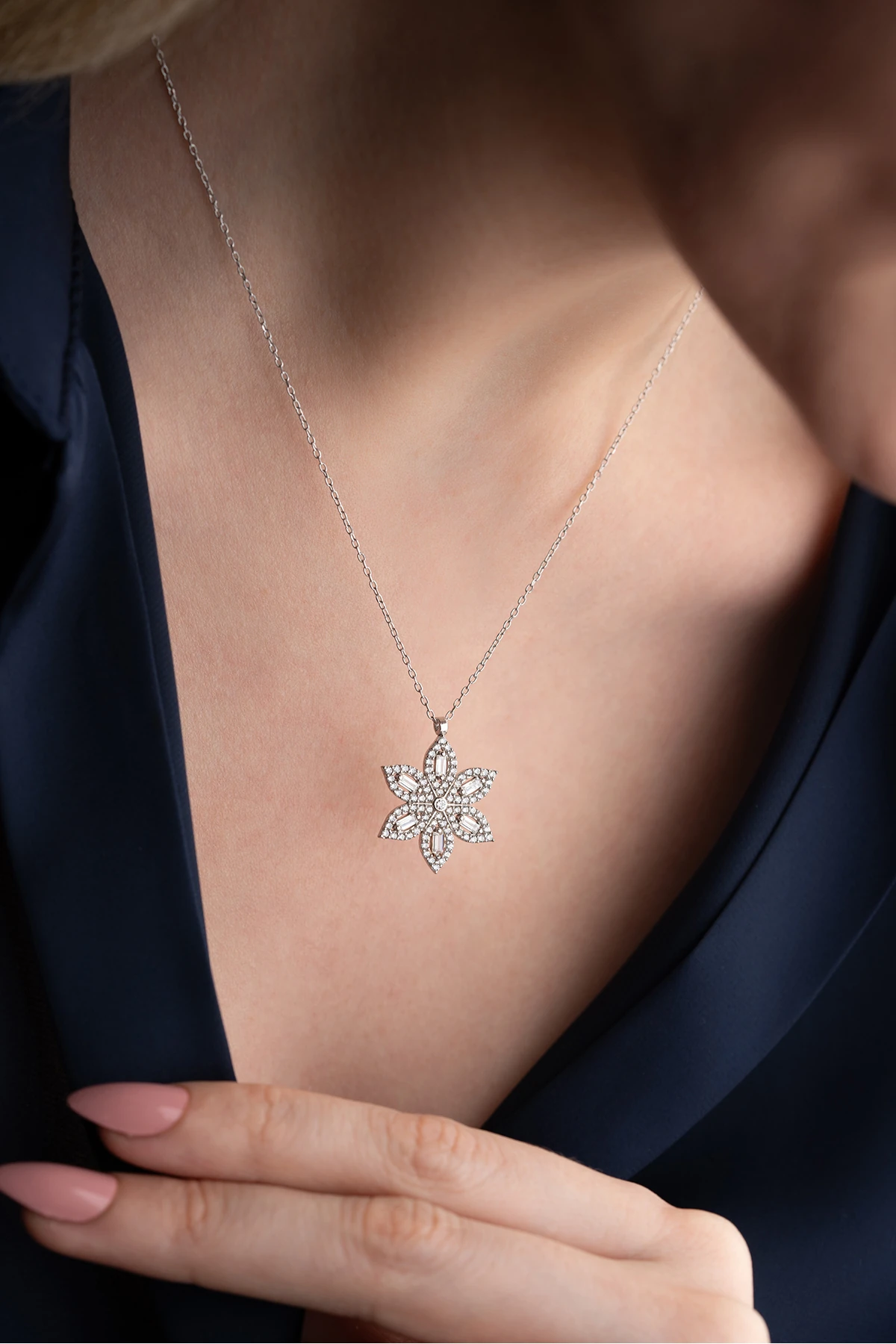 Gümüş ışıklı Kutuda Lotus Çiçeği Kolye