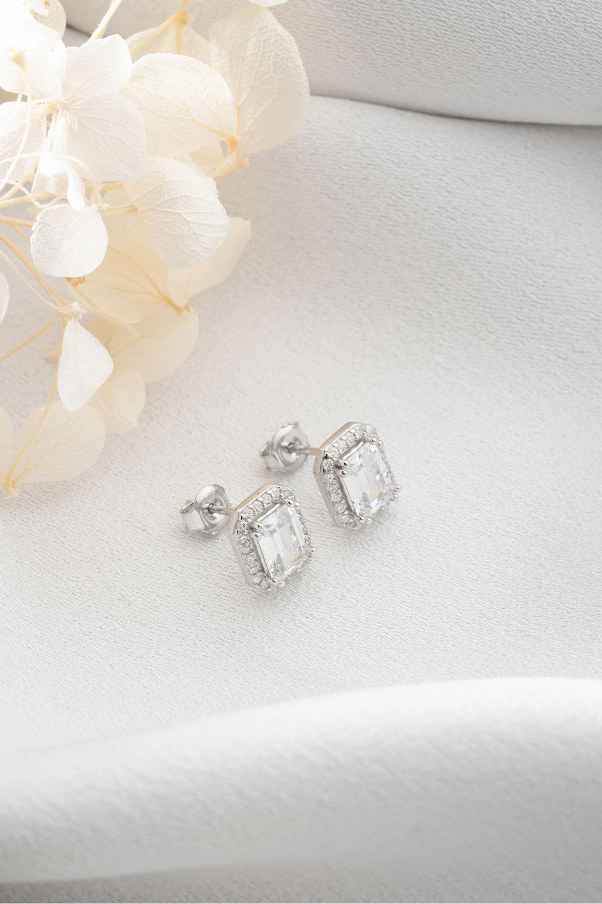 Gümüş Baget Taşlı Çivili Küpe