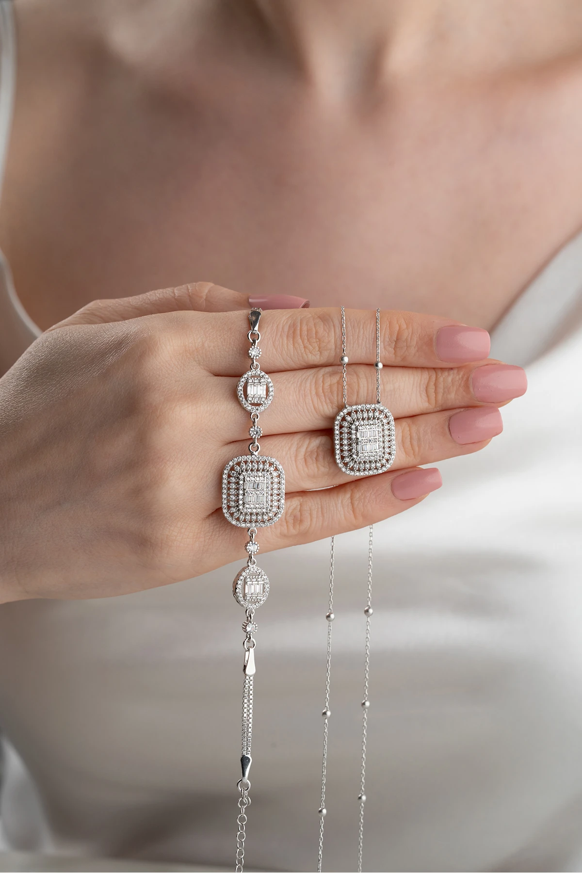 Gümüş Işıklı Kutuda Baget Bileklik Kolye