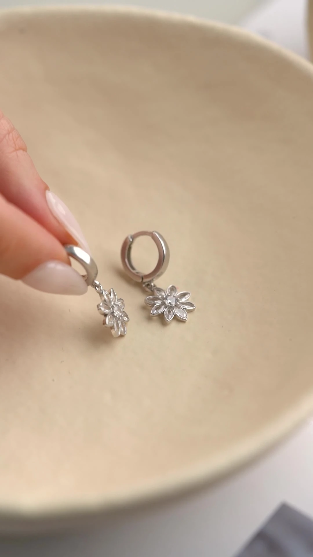 Gümüş Halkalı Beyaz Taşlı Lotus Küpe