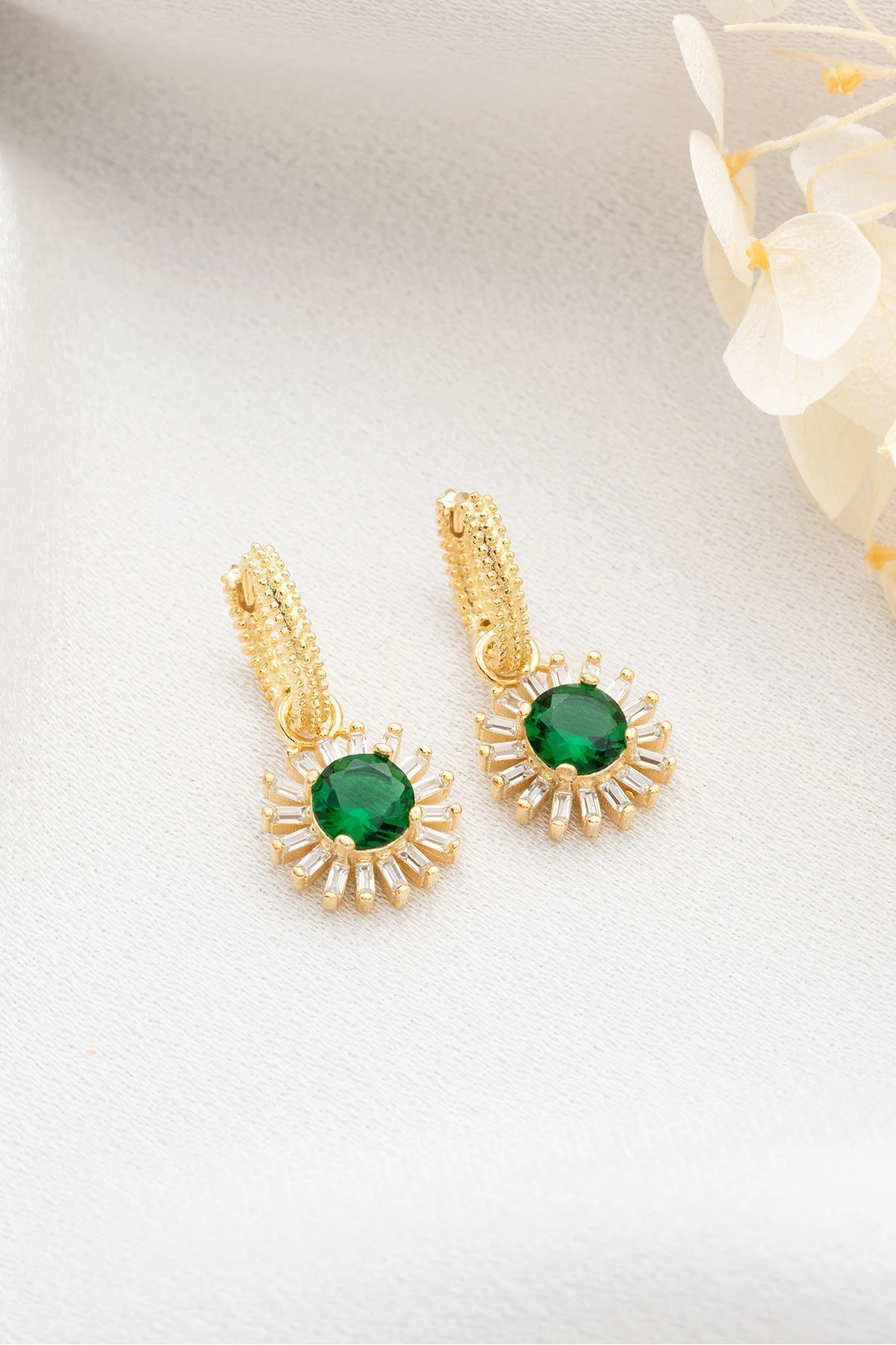 Gümüş Baget Model Zümrüt Yeşili Küpe