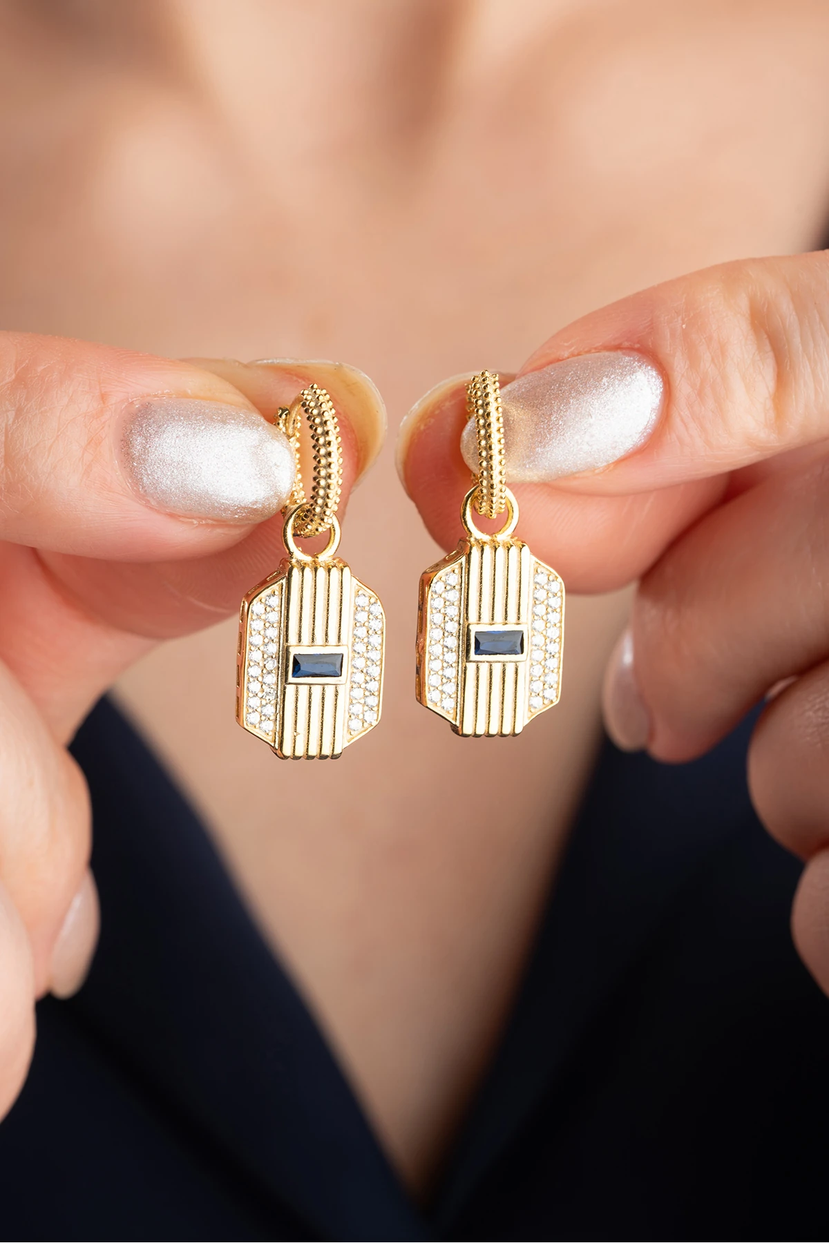 Gümüş Baget Taşlı Sallantılı Küpe