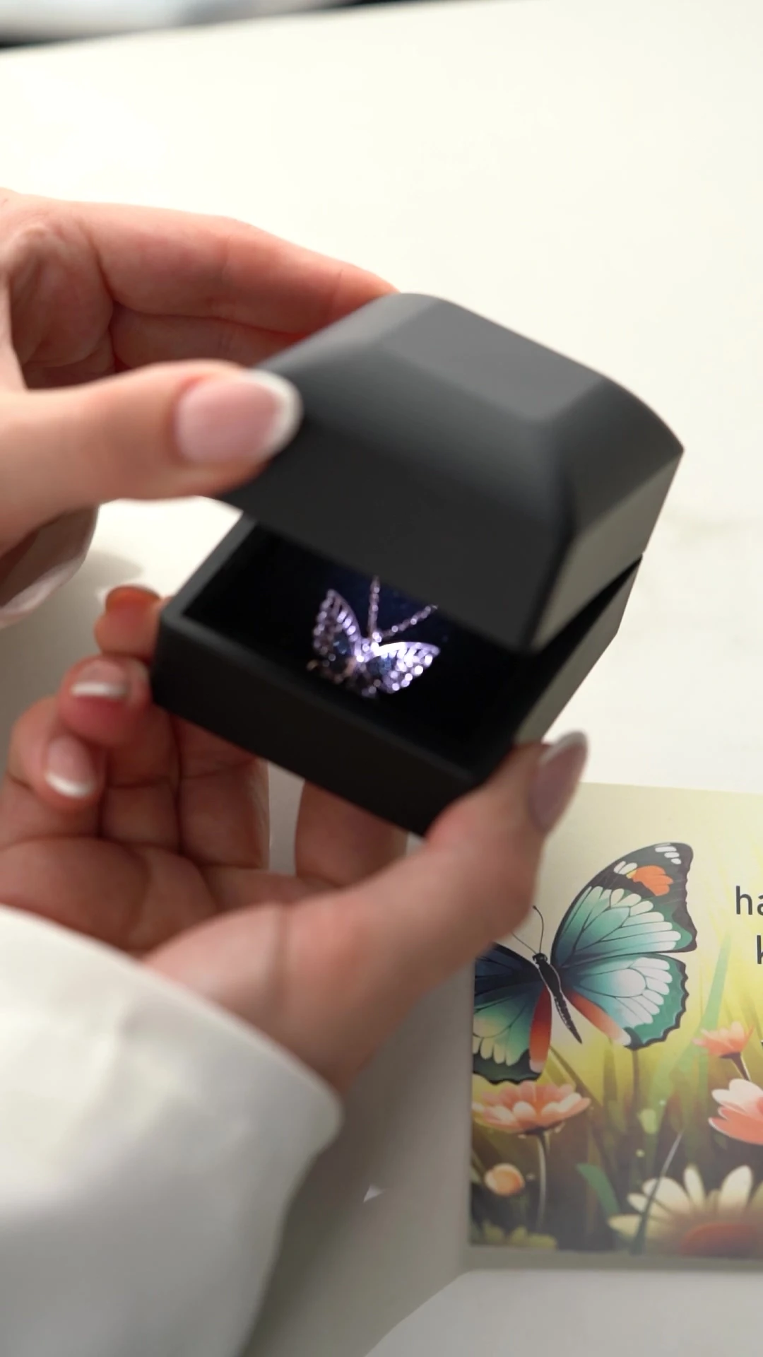 Gümüş Siyah Taşlı Kelebek Kolye