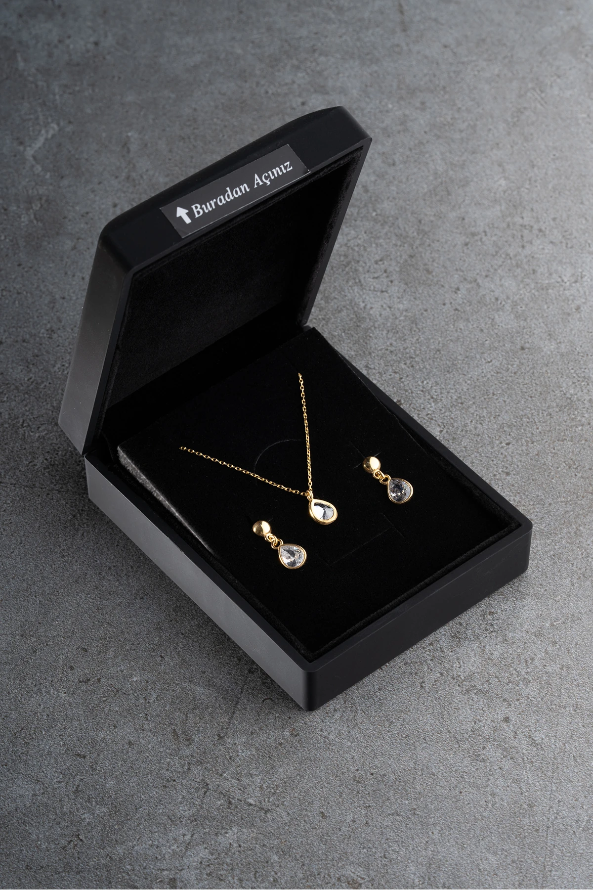Gümüş Işıklı Kutuda Taşlı Damla Takı Seti