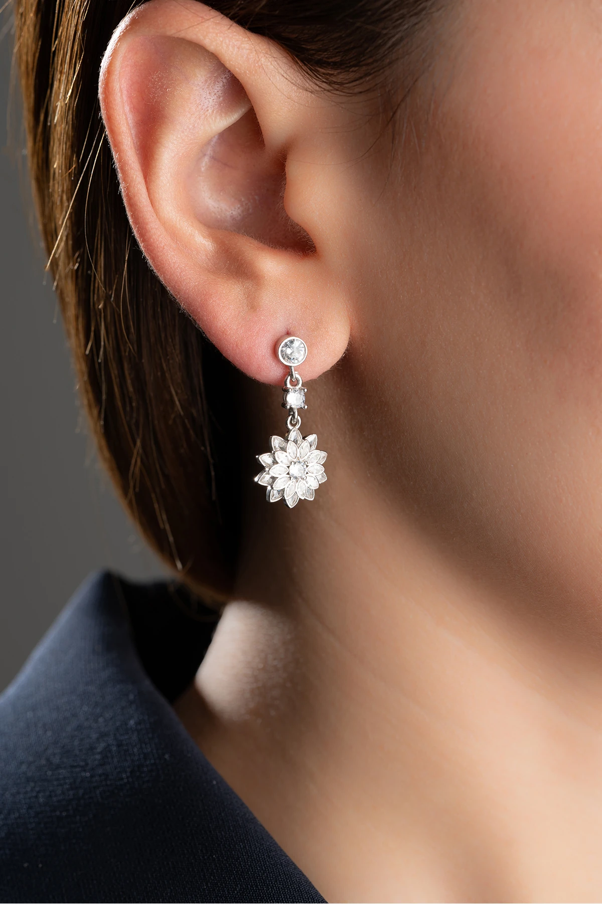 Gümüş Tektaşlı Beyaz Lotus  Küpe