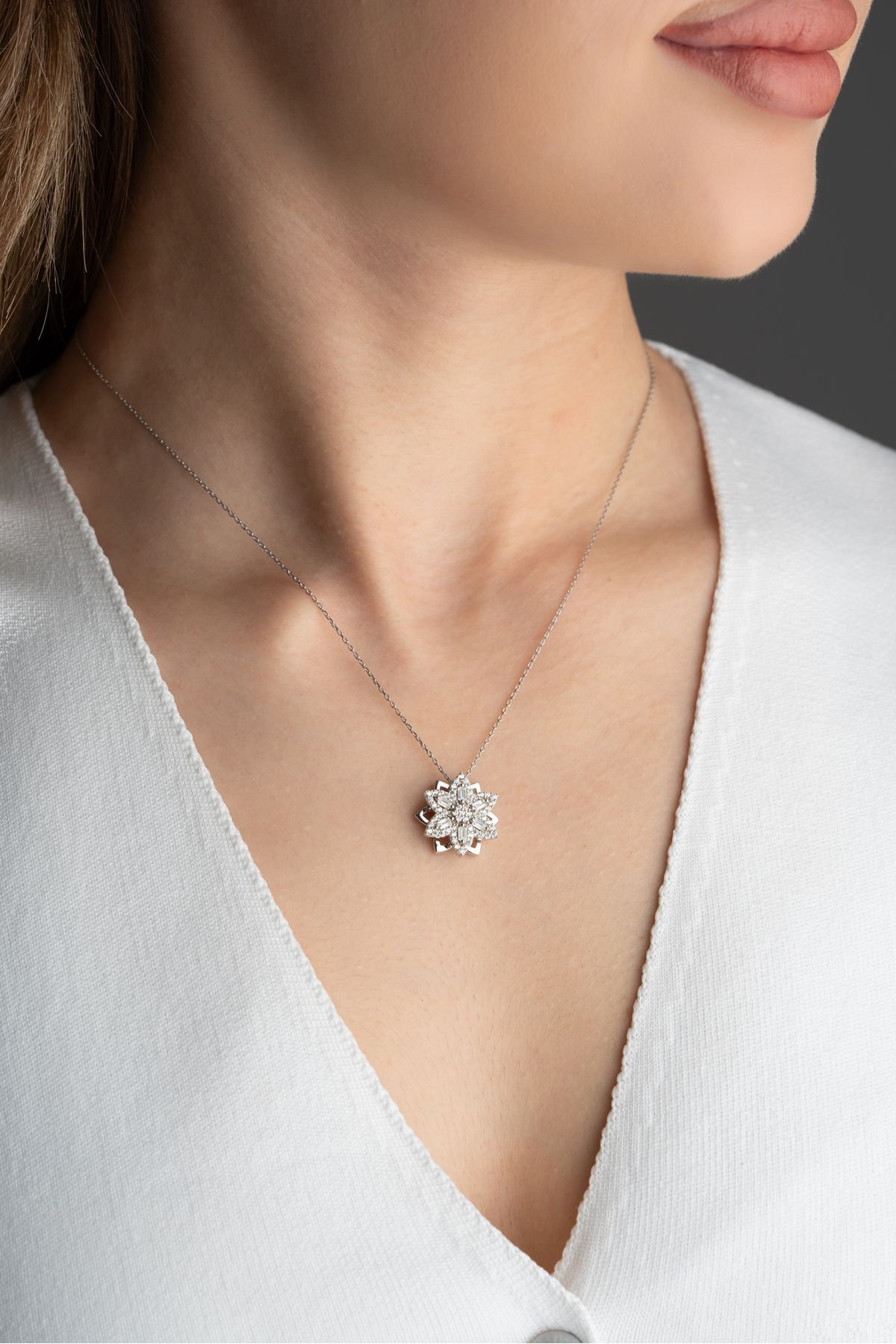 GÜMÜŞ DÖNEN LOTUS ÇİÇEĞİ KOLYE | IŞIKLI KUTUDA