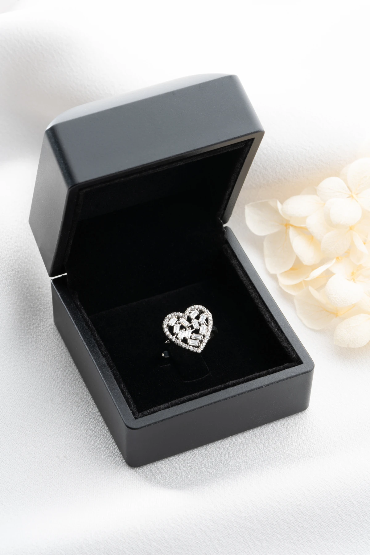 Gümüş Baget Taşlı Kalp Yüzük