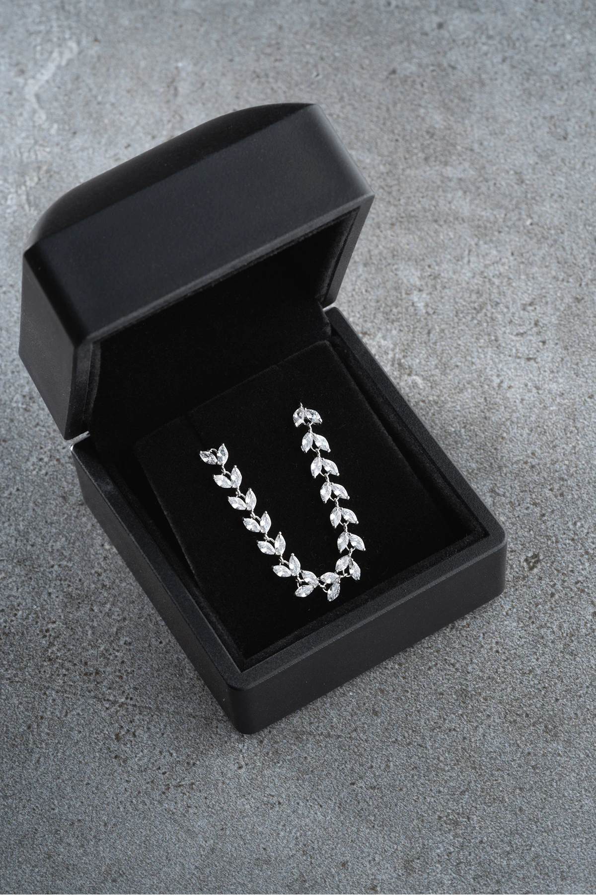 Gümüş Işıklı Kutuda Pırlanta Model Kolye