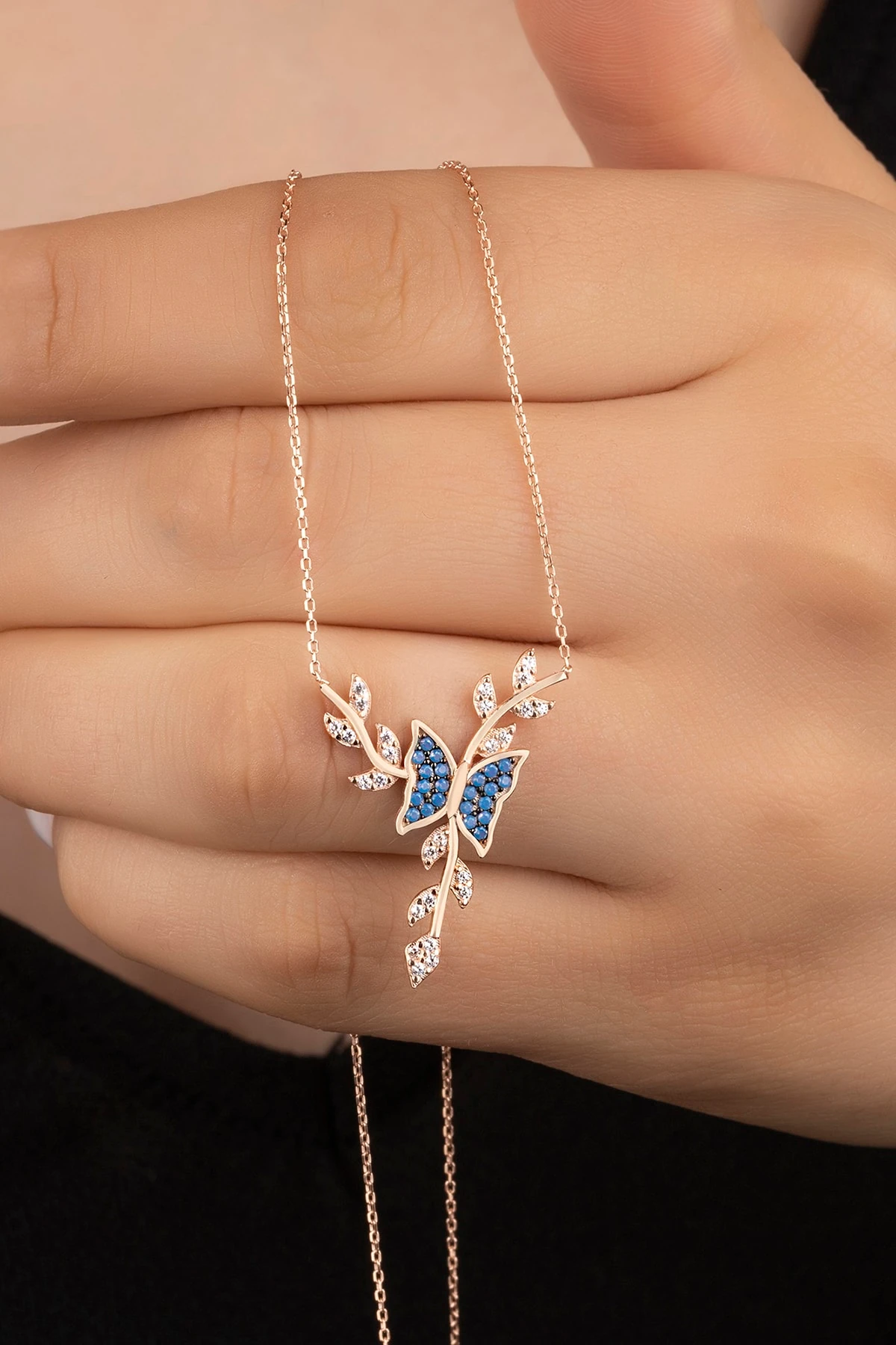 Gümüş Rose Daldaki Kelebek Kolye