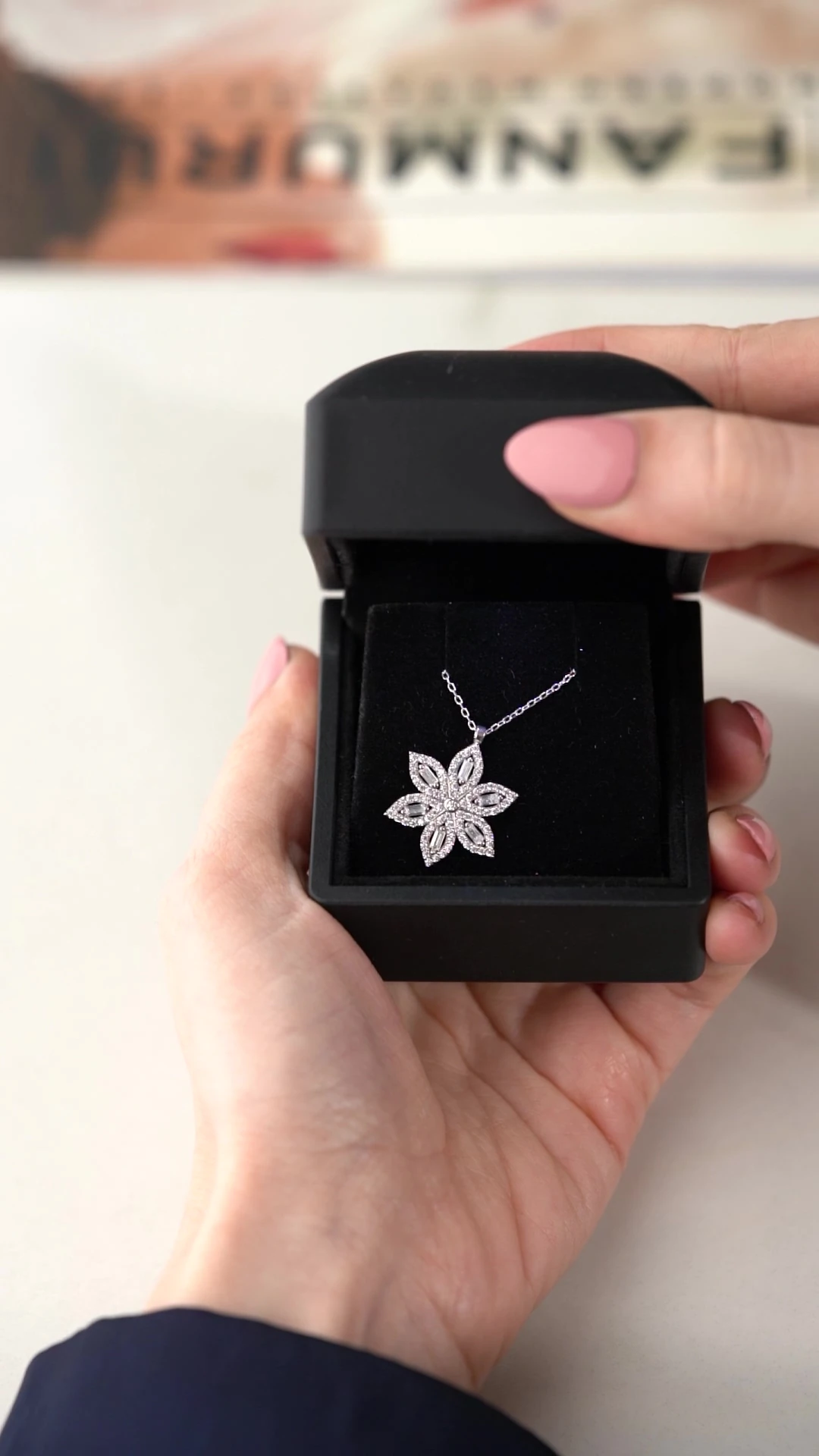 Gümüş ışıklı Kutuda Lotus Çiçeği Kolye