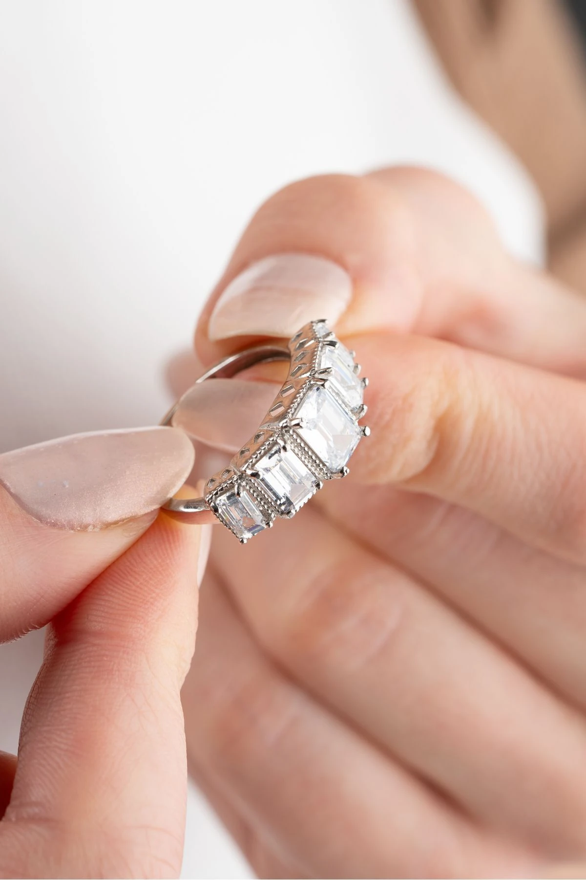 Gümüş Işıklı Kutuda Ayarlanabilir Baget Taşlı Yüzük