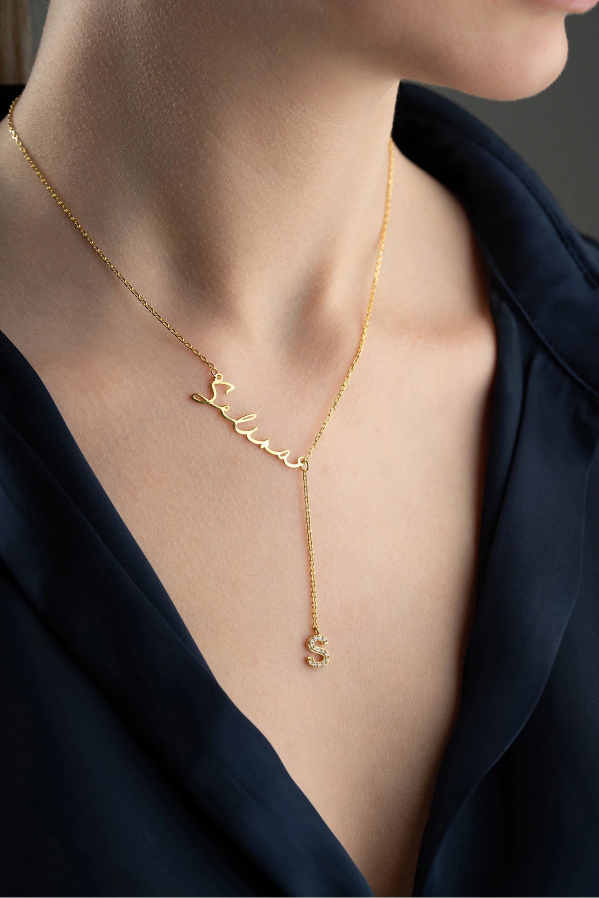 Gümüş Kişiye Özel Harf Detay İsimli Kolye