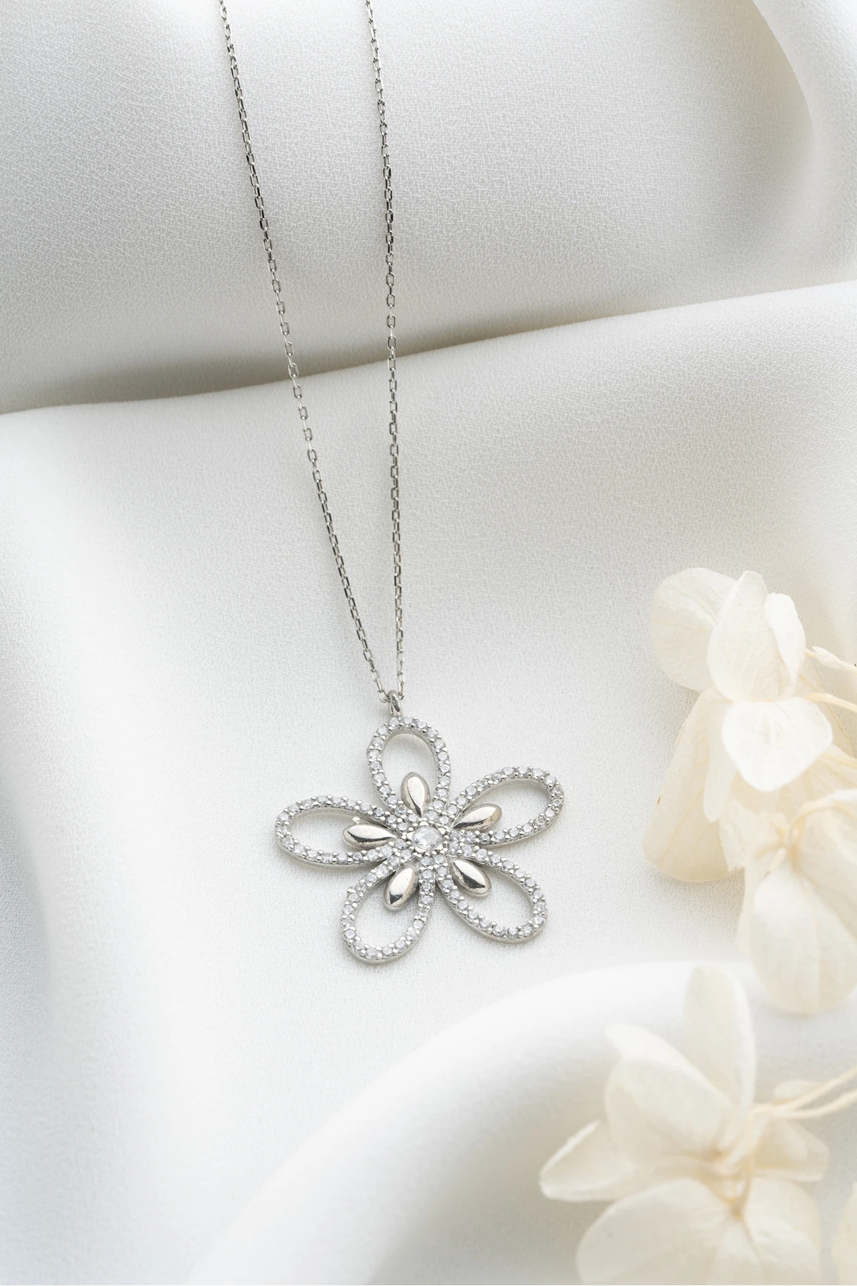 Gümüş Manolya Model Çiçek Kolye