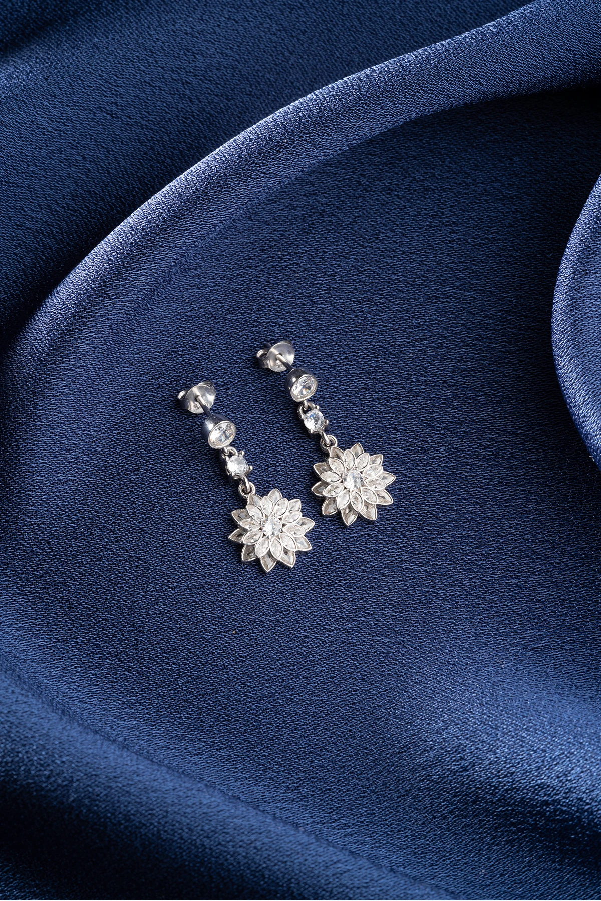 Gümüş Tektaşlı Beyaz Lotus  Küpe