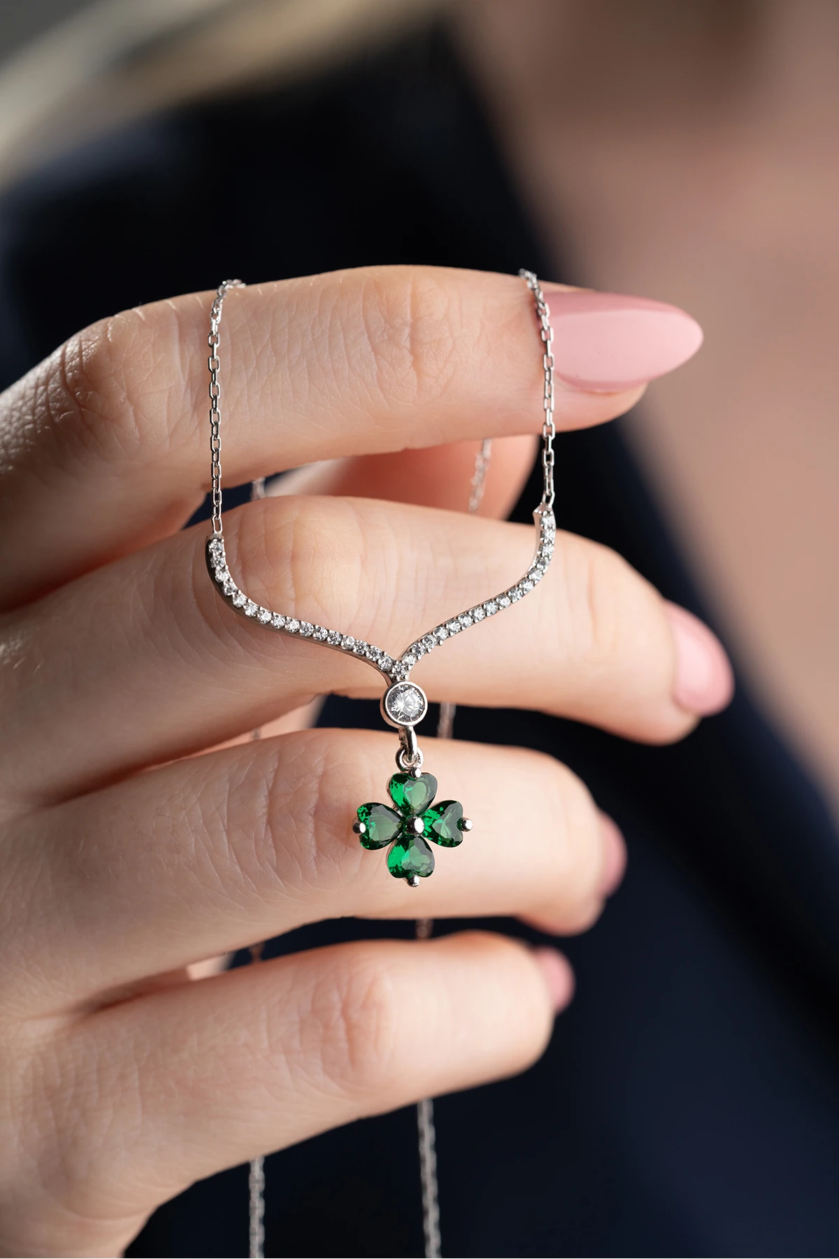 Işıklı Kutuda Yeşil Taşlı Yonca Kolye