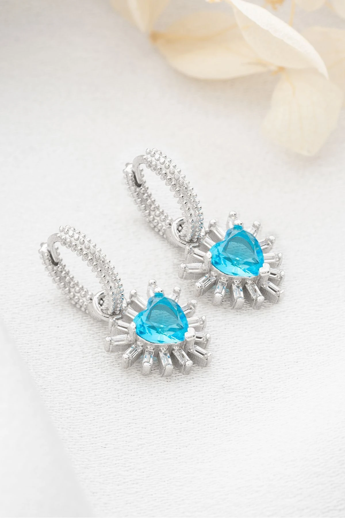 Gümüş Baget Taşlı Kalp Küpe