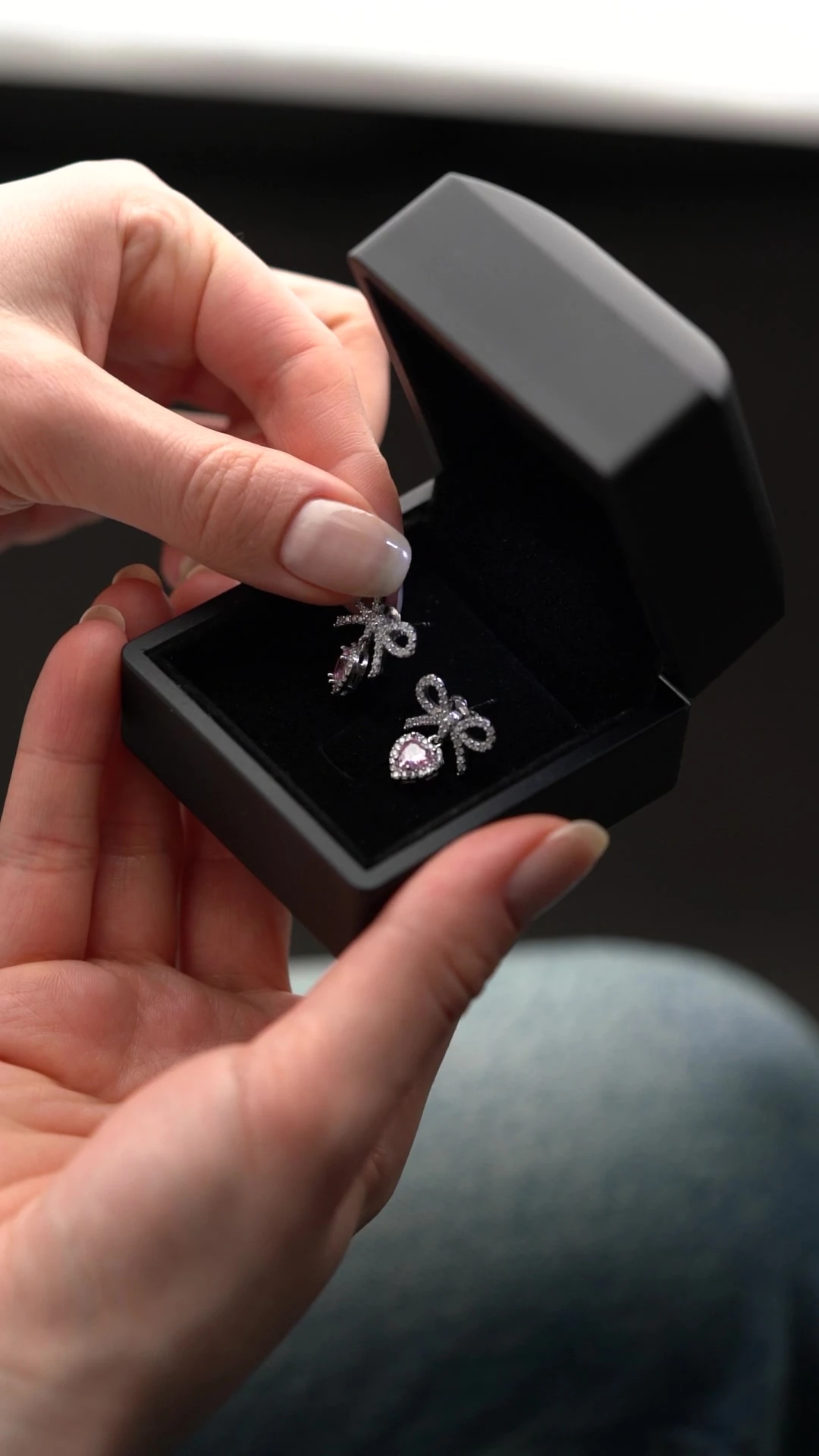 Gümüş Işıklı Kutuda Fiyonklu Kalp Küpe